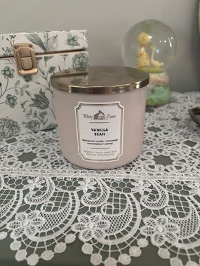 White Barn Vanilla Bean Candle - Soft Pink with Gold Lid